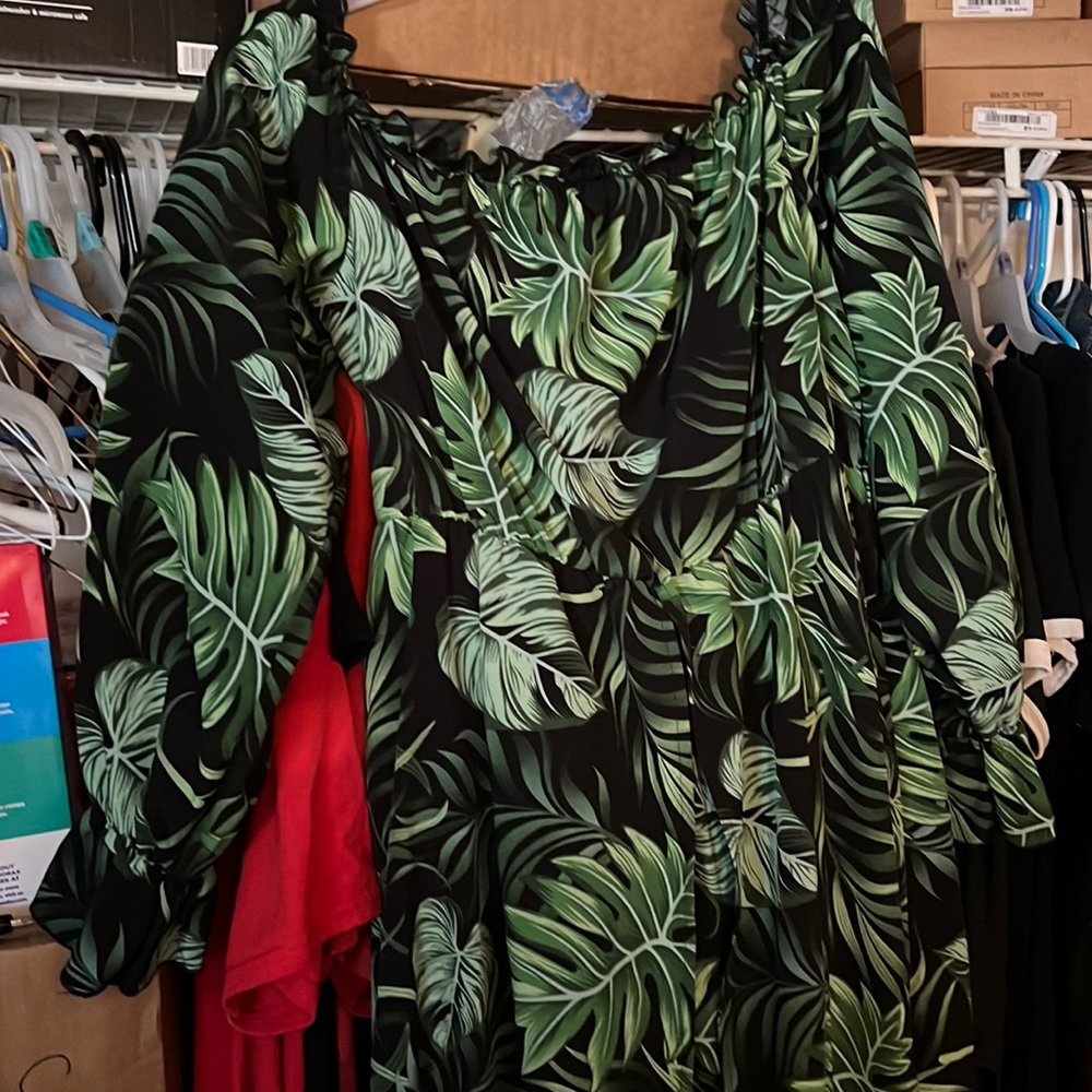 I’m selling this green shorts romper that I got from shein